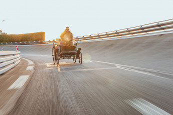 Erstes Serienautomobil vor 130 Jahren: Das Benz Motor-Velociped fährt in die ZukunftFirst series-production car 130 years ago: The Benz Motor-Velocipede drives into the future